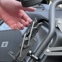 Instalación del portabidón en el tubo de una moto con la mano, sin herramientas adicionales