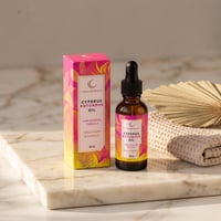 Caja y frasco de 30 ml del aceite Cyperus Rotundus Oil de Caramela Beauty sobre mármol