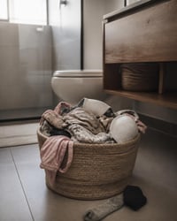 Ropa acumulada antes de usar la mini lavadora portátil