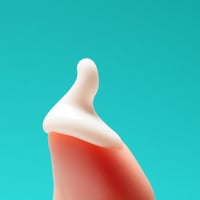 Textura cremosa del tratamiento capilar Minoxidil 5% con queratina en la yema del dedo