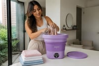 Mini lavadora portátil plegable de 8L abierta sobre el mesón de una cocina moderna