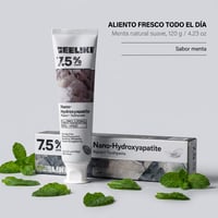 Detalle del tubo y la caja de la pasta dental de menta natural de 120 g