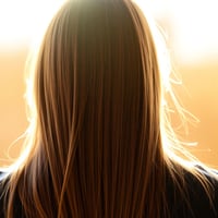 Cabello largo, brillante y fuerte gracias a la queratina hidrolizada del tratamiento
