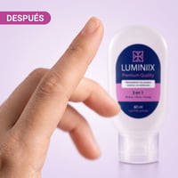 La misma mano con la piel suave y despejada después del tratamiento