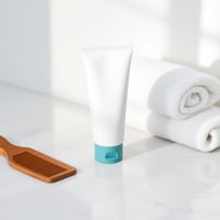 Tubo de tratamiento capilar Minoxidil 5% de 120 ml sobre el mesón del baño junto a un peine