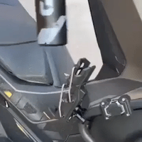 Portabidón montado en el chasis de una moto scooter listo para recibir la botella