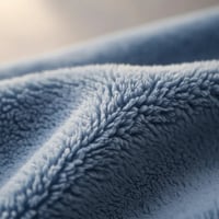 Detalle de la textura ultra suave del peluche hipoalergénico del cobertor de bebé
