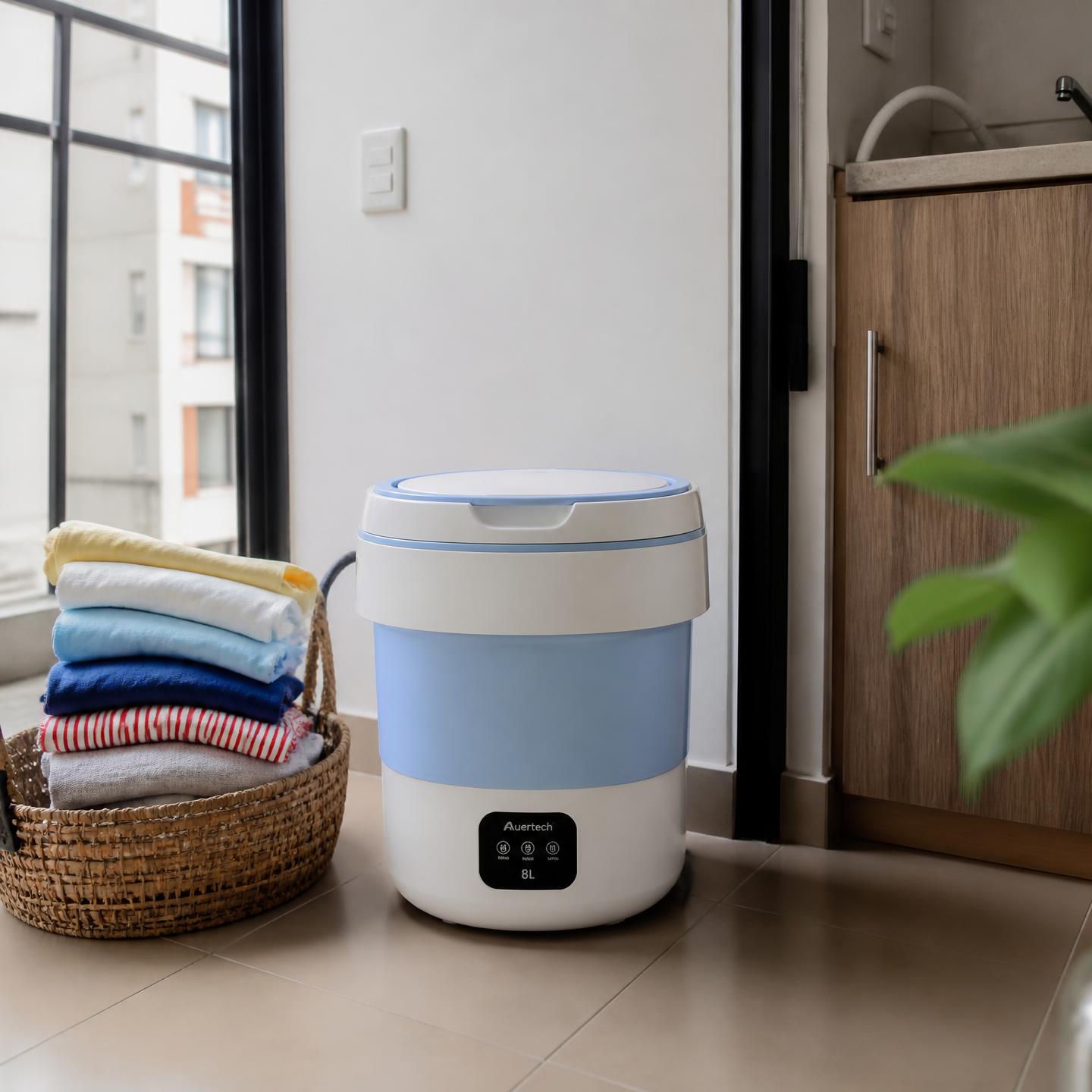 Mini lavadora portátil 8L en la zona de lavado de un apartamento moderno